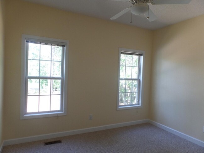 Building Photo - 10 Sawmill Rd W