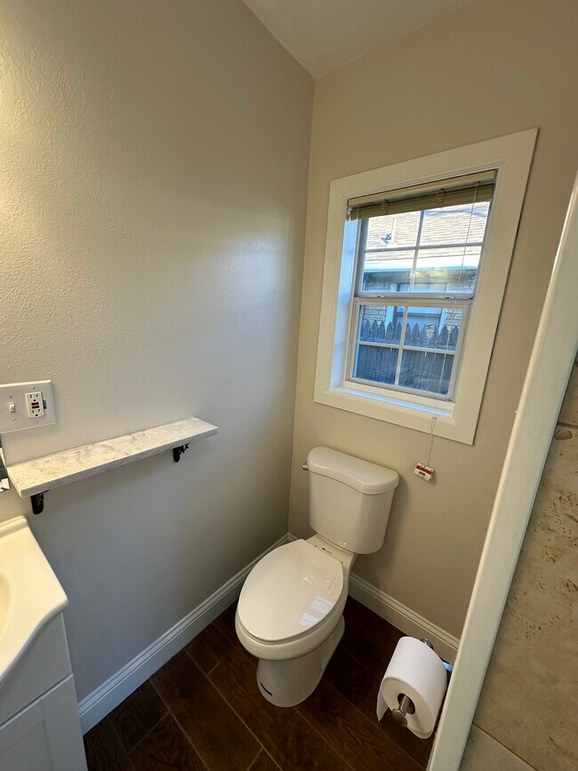 back bathroom - 3003 22nd St