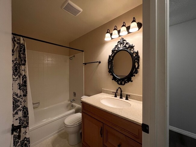 Building Photo - Charming 3-Bed, 2-Bath Retreat!