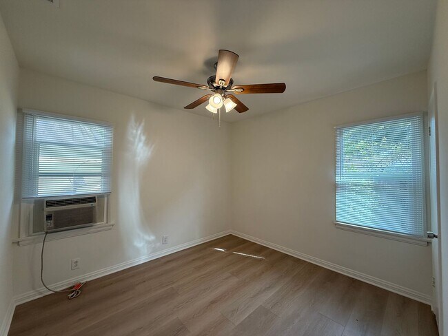 Building Photo - 321 - 1221-1223 West Ramona LLC