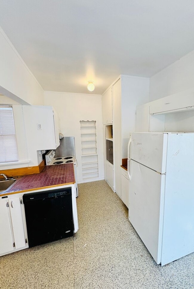 Building Photo - Beautiful Remodeled 2 Bedroom 1 Bathroom H...