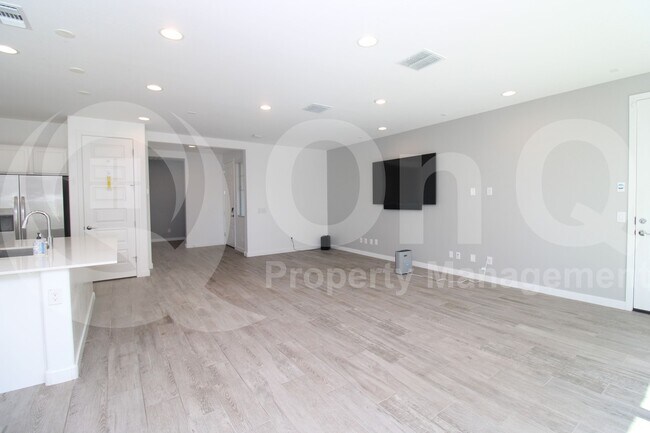 Building Photo - 9928 E Tahoe Ave