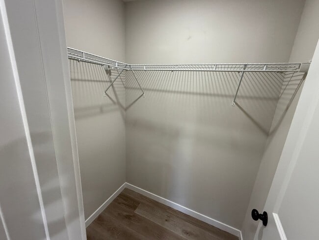 Building Photo - Spacious 5-Bedroom Walkout Basement Home i...
