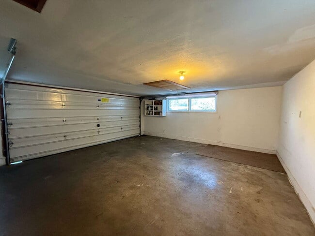 Building Photo - 1495 Lake Dr