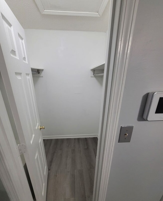 Building Photo - 3 Bedroom 2 Bathroom Home!