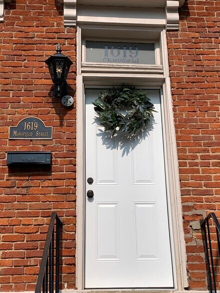 Front Porch - 1619 Mansfield St