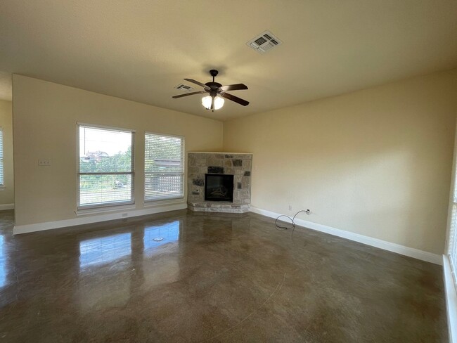 Building Photo - Guest Home in the Gated Saddlewood Estates
