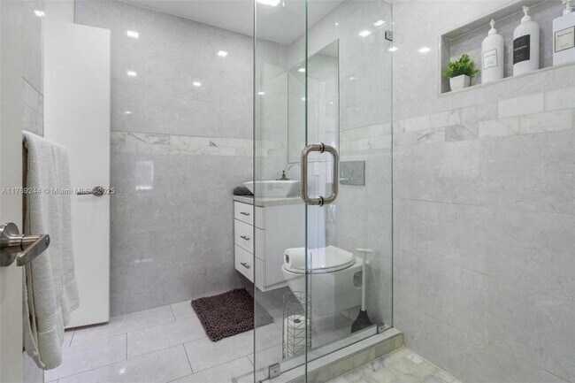 Building Photo - 3 bedroom in Miami FL 33150