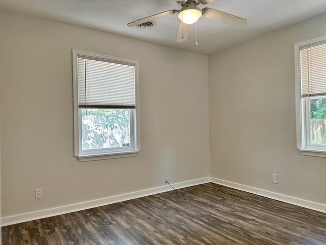 Building Photo - 852 W 48th St