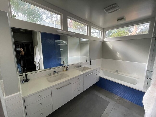 Building Photo - 1415 Travis Heights Blvd