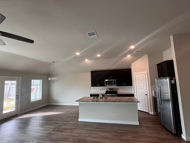 Building Photo - 5017 Evergreen Dr