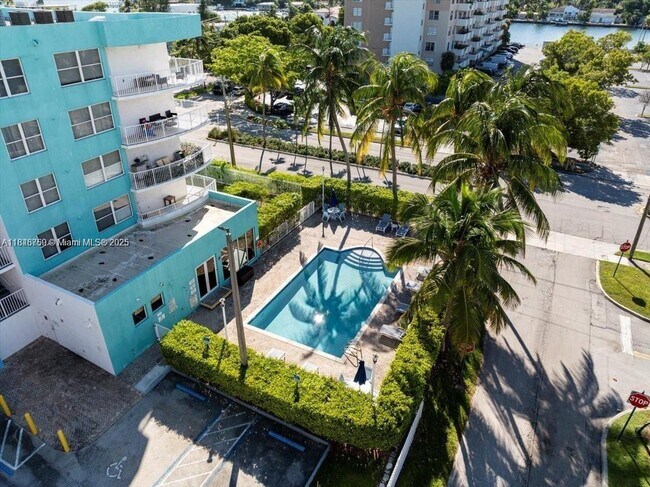 Building Photo - 1555 N Treasure Dr