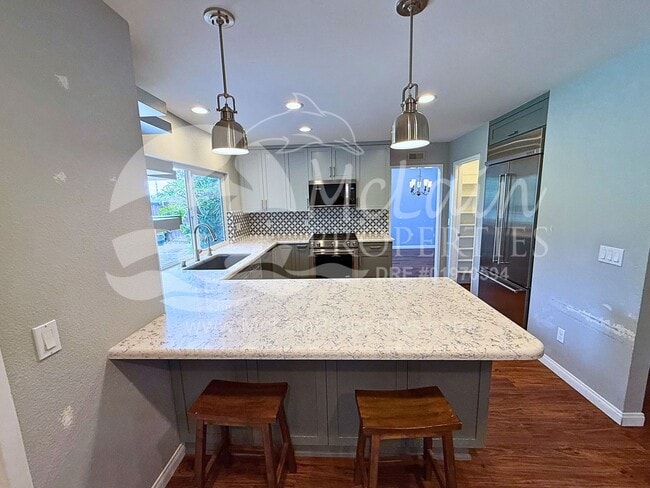 Building Photo - 4 bd with SOLAR  and AC with huge yard!