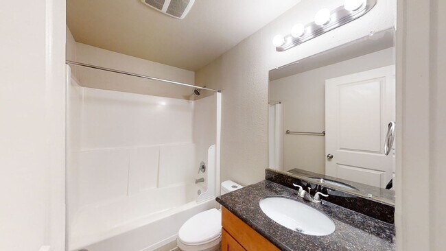 Building Photo - Spacious Updated 2 Bedroom Apartment in Tacoma-NEW CARPET, W/D, Reserved Parking Space!