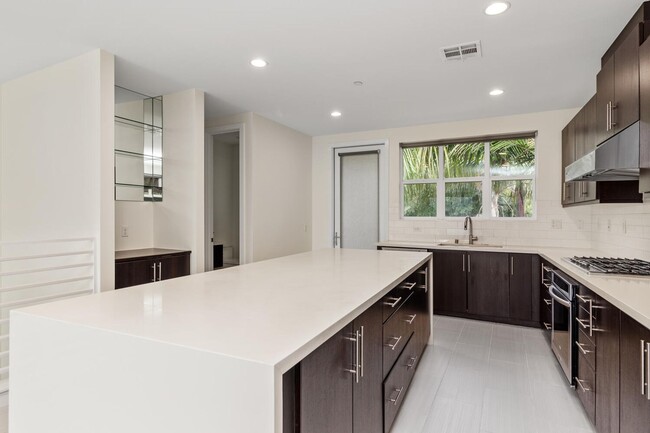 Building Photo - Stunning Coastal Rental in Encinitas!