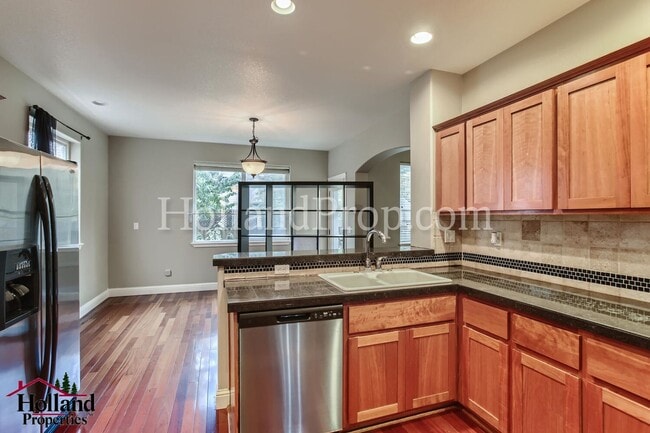 Building Photo - Bright & Spacious 3-Bedroom Hillsboro Home Backing to Green Space!