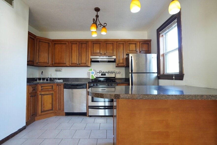 Building Photo - 87 Sheridan St