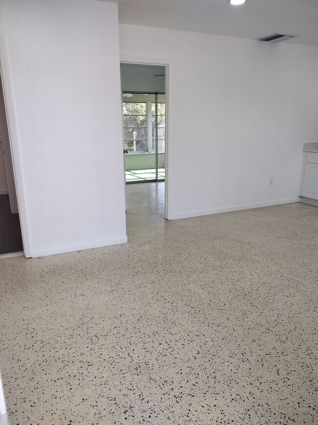 Building Photo - 3 bed 2 bath