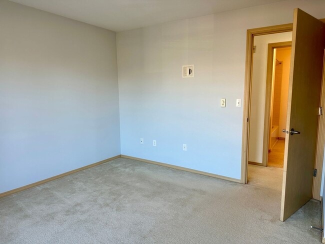 Building Photo - 2 Weeks Free Rent at Wonderful Greenwood 2 Bed/2Bath