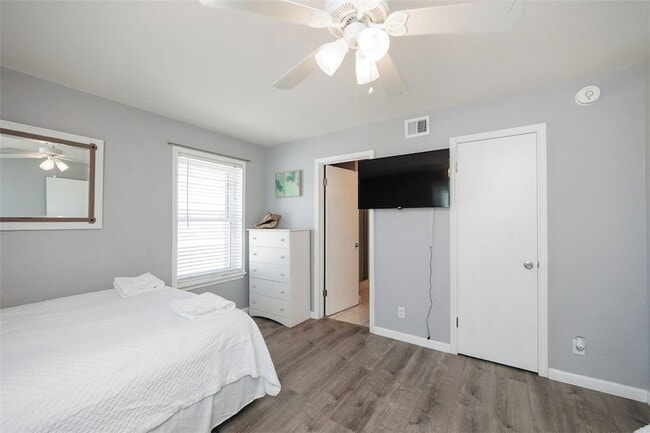 Building Photo - 14921 Windward Dr