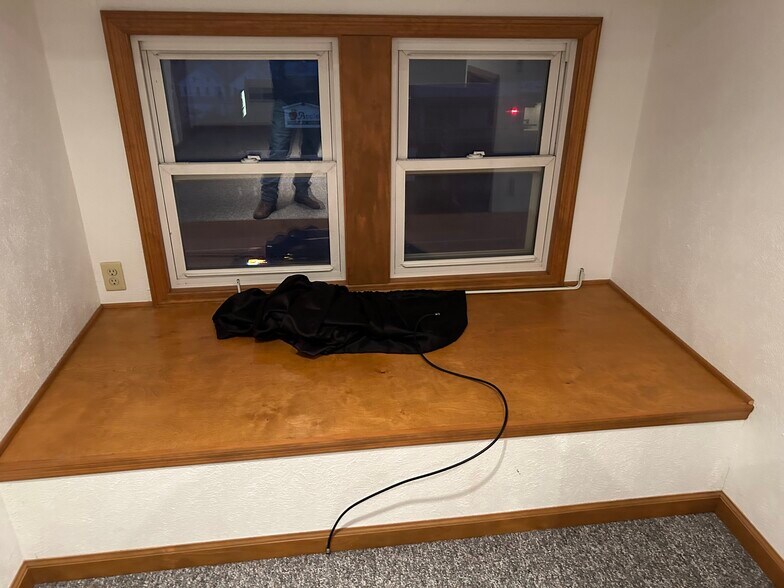 Bench in dormers of 3rd floor room - 514 Electric Ave