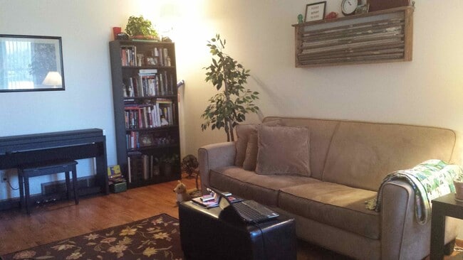 Building Photo - North central Ames 2 bedroom updated duplex, hardwood floors, and garage