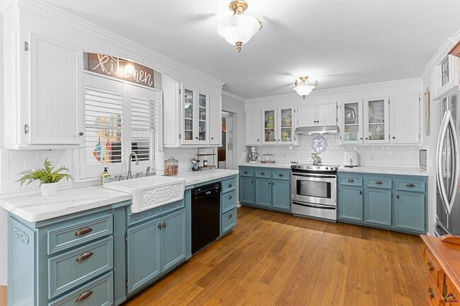 Building Photo - 217 Mossland Dr