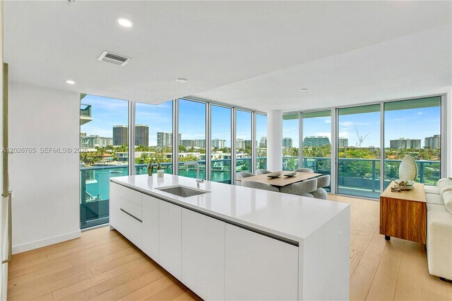 Building Photo - 9221 E Bay Harbor Dr