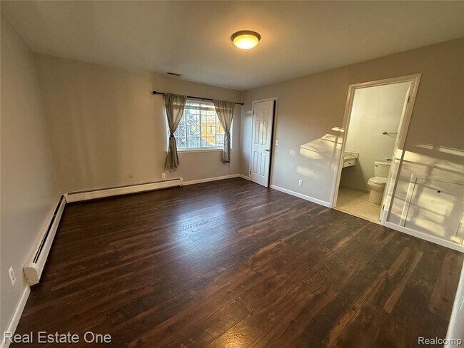 Building Photo - 2445 Torquay Ave