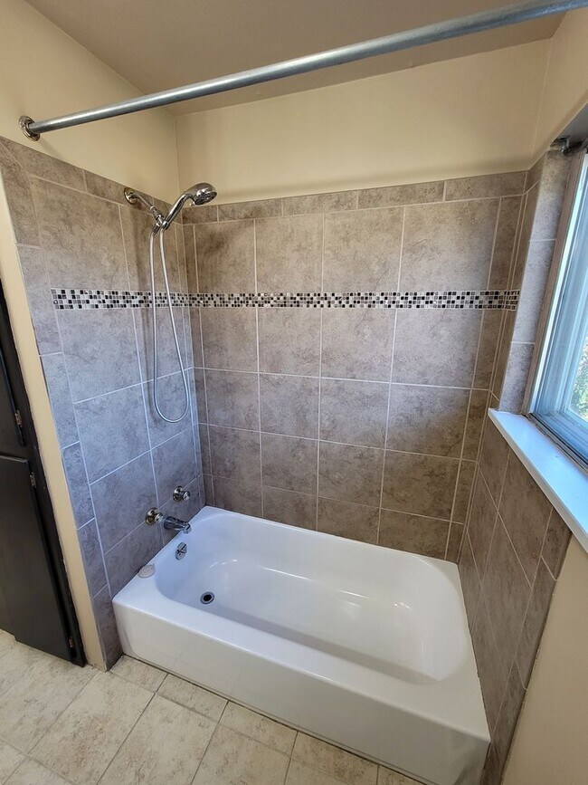 Building Photo - Great 5br/2ba House in NE Colorado Springs. Near UCCS