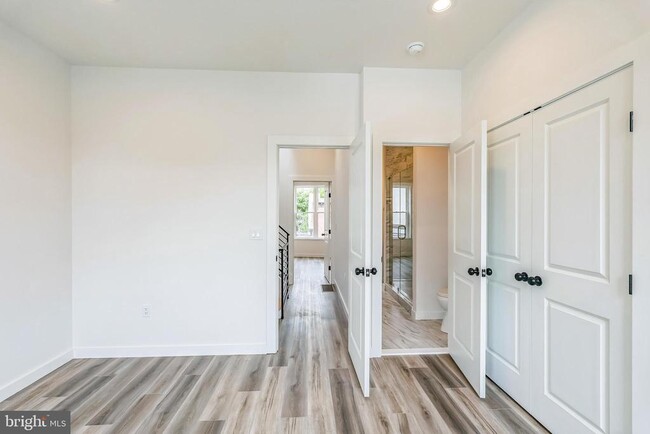 Building Photo - 1526 W Seybert St