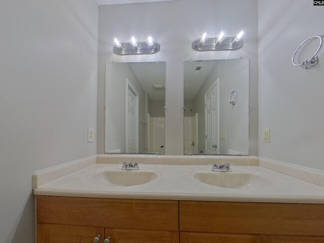 Building Photo - 124 Devonport Dr