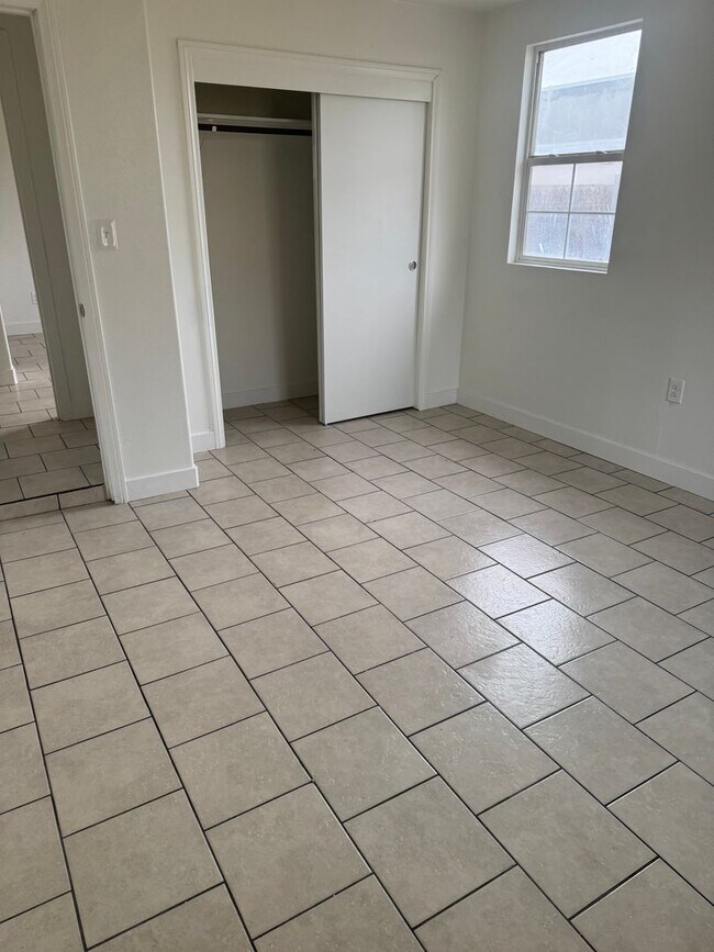 Building Photo - 1004- 06