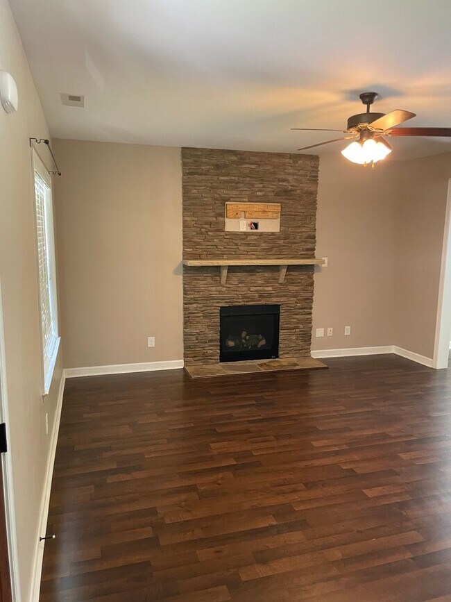 Building Photo - 103 Dartha Ct