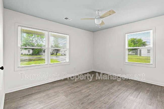 Building Photo - 3012 Azalea Dr