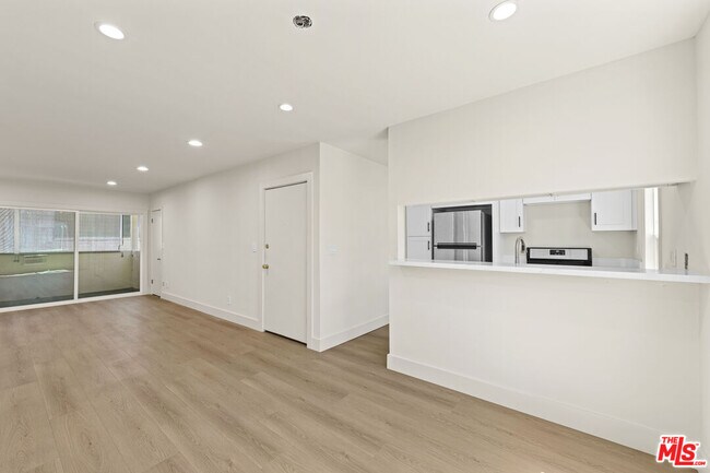 Building Photo - 635 Westmount Dr