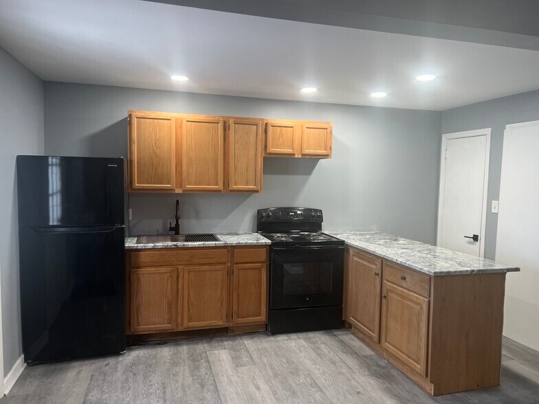 Building Photo - 5040 W Lake Rd