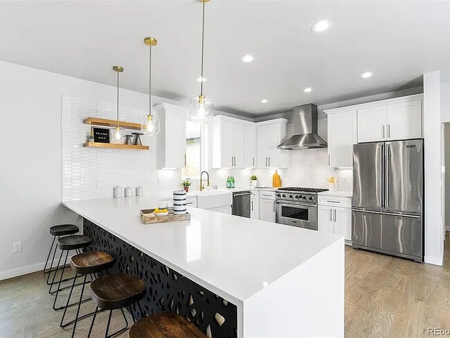 Building Photo - 2458 Chase St