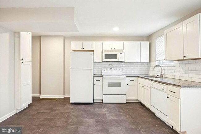 Building Photo - 682 2nd Ave