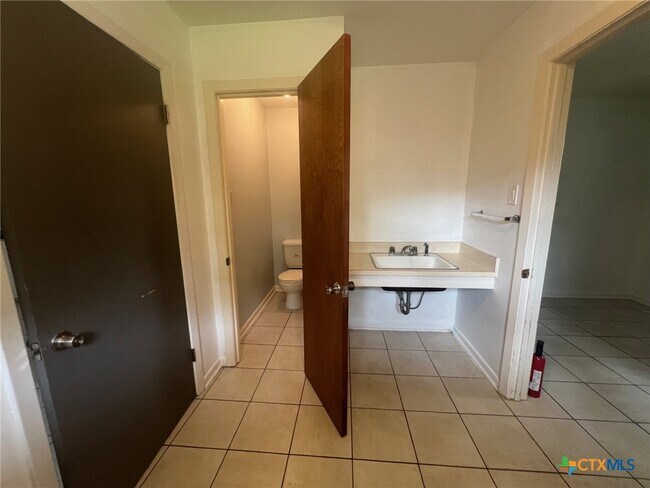Building Photo - 943 S Pecan Ave