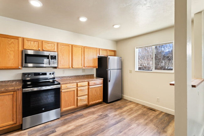 Building Photo - Spacious 3-Bedroom Duplex in Old Colorado ...