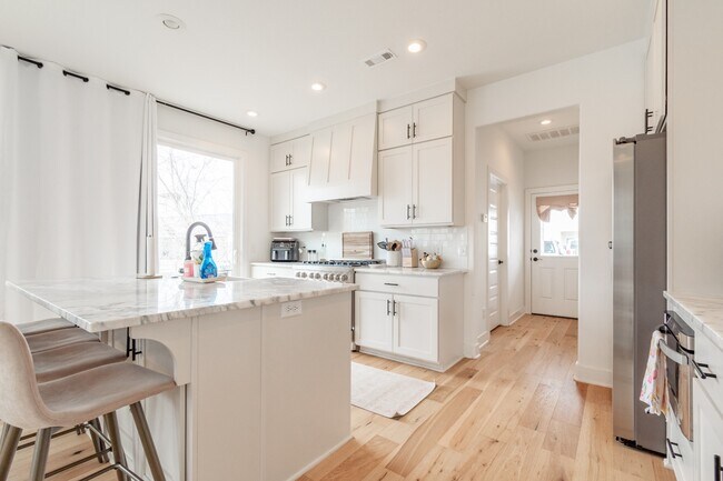 Building Photo - 2131 Parnell Dr