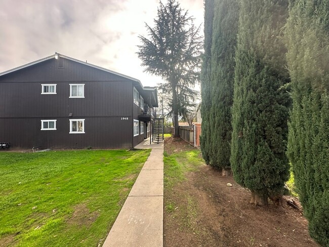 Building Photo - 1948 Country Club Ct