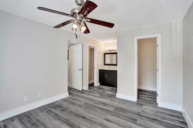Building Photo - 2BED/1BATH renovated apartment ready to MO...