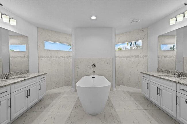 Building Photo - 710 NW 2nd Ln