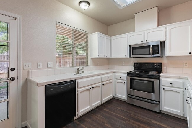 Building Photo - Great 4 Bedroom NW Fresno Home for Lease