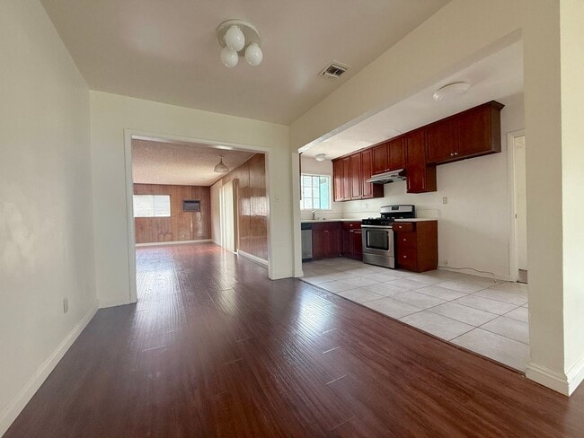 Building Photo - 4719 La Presa Ave