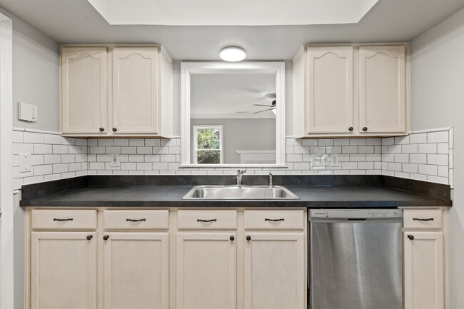 Building Photo - 105 Bay Hill Dr
