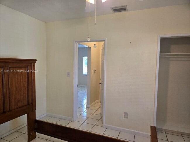 Building Photo - 1152 Bayview Dr