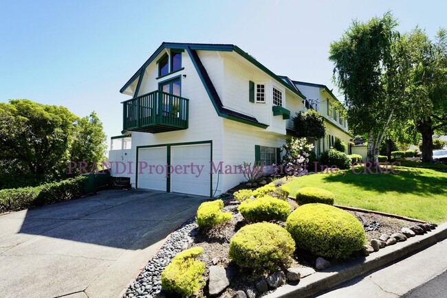 Building Photo - Lovely and Spacious Home with Swimming Poo...